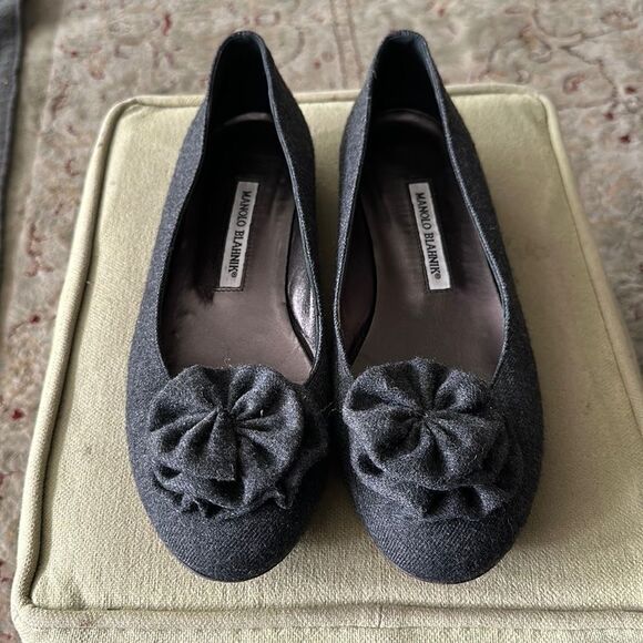 Manolo Blahnik gray wool flats. - Picture 4 of 7